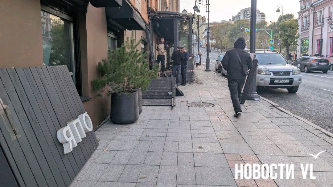 Каркас пристройки ещё стоит