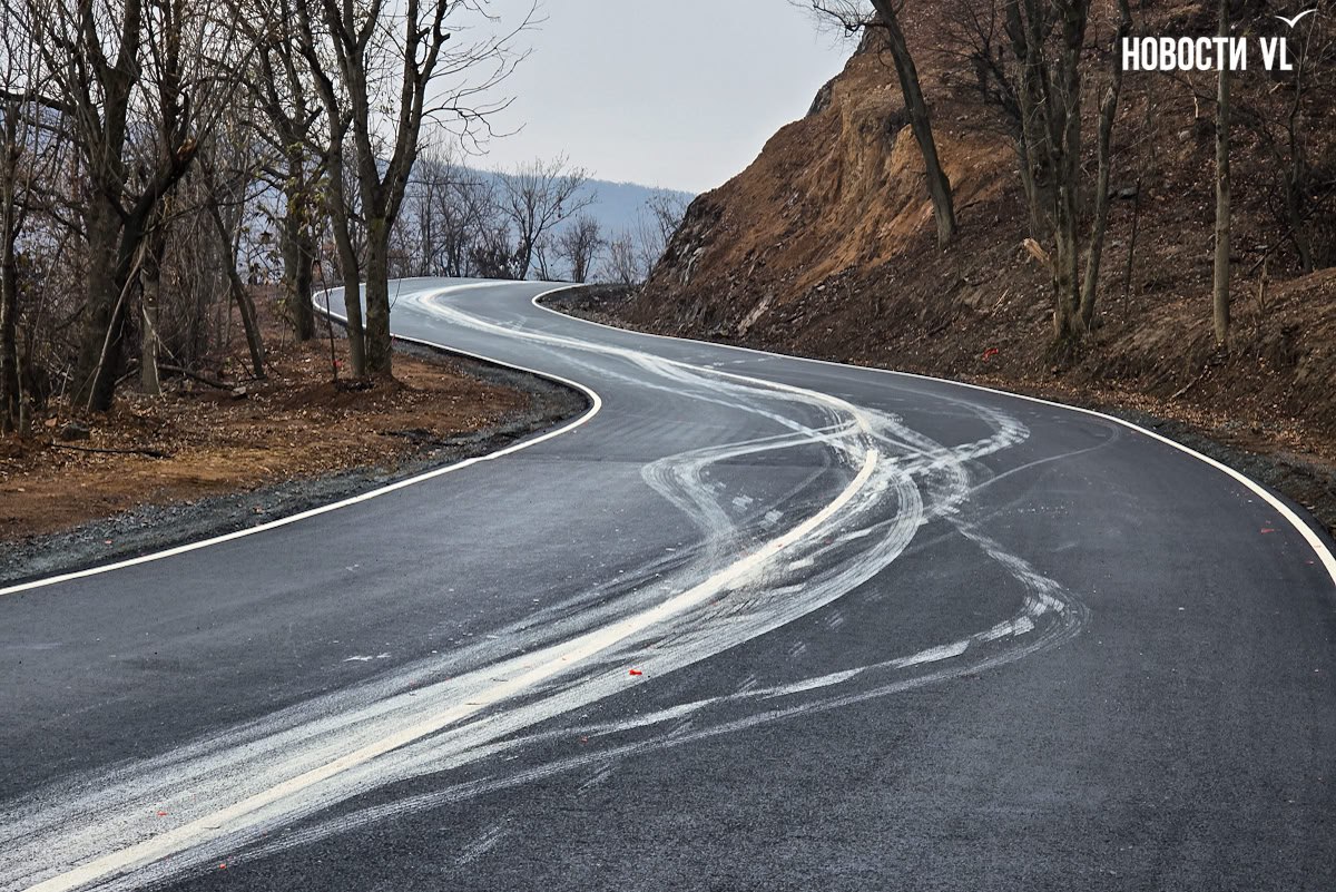 Водители показали, как сегодня выглядит асфальт с размазанной разметкой на Русском острове Водители показали, как сегодня выглядит асфальт с размазанной разметкой на Русском острове