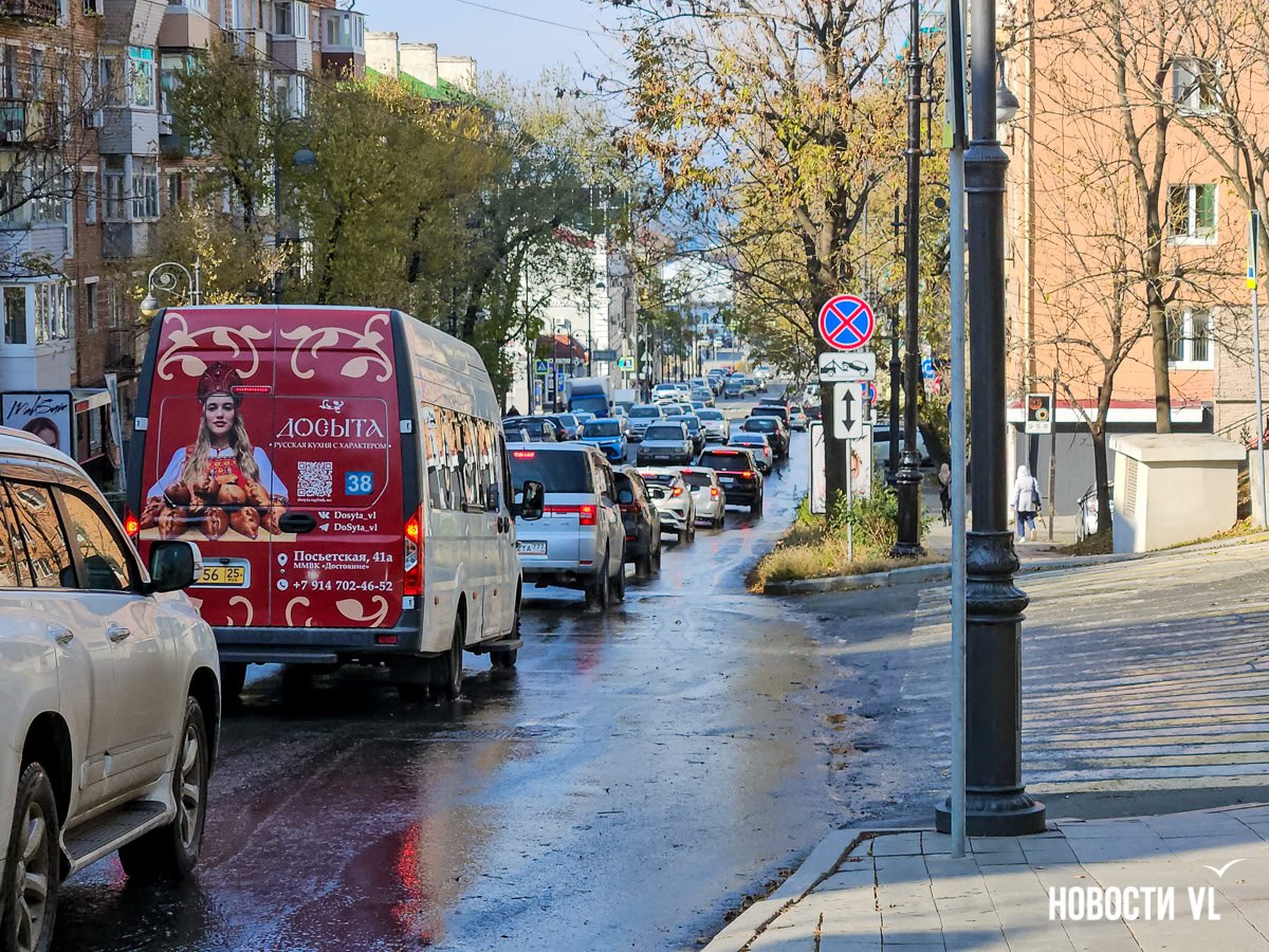 В центре Владивостока засорилась линия канализации, принадлежащая салону красоты, – грязная вода льётся по Океанскому проспекту В центре Владивостока засорилась линия канализации, принадлежащая салону красоты, – грязная вода льётся по Океанскому проспекту