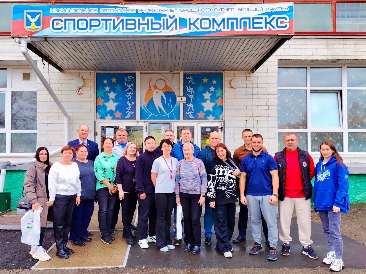 Депутат Андрей Акимов поздравил спортивных наставников Большого Камня с профессиональным праздником