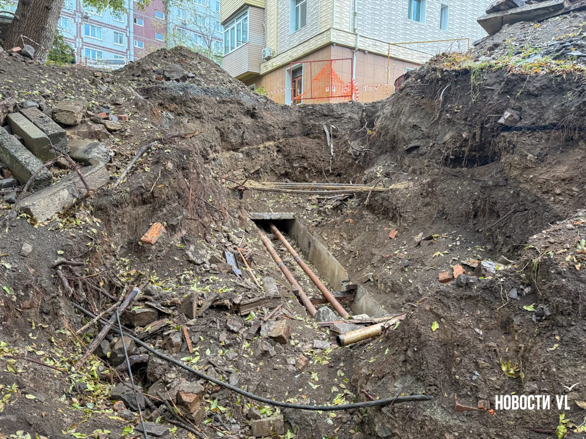 На Баляева пришлось двигать гаражи, чтобы починить текущие трубы На Баляева пришлось двигать гаражи, чтобы починить текущие трубы