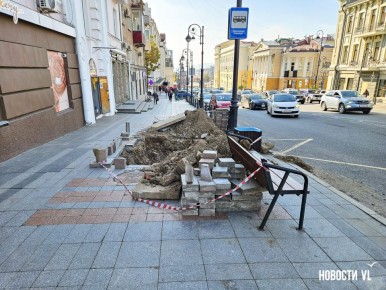 В районе остановки «Океанский проспект» вскрыли тротуар и разрыли яму – здесь устраняли порыв