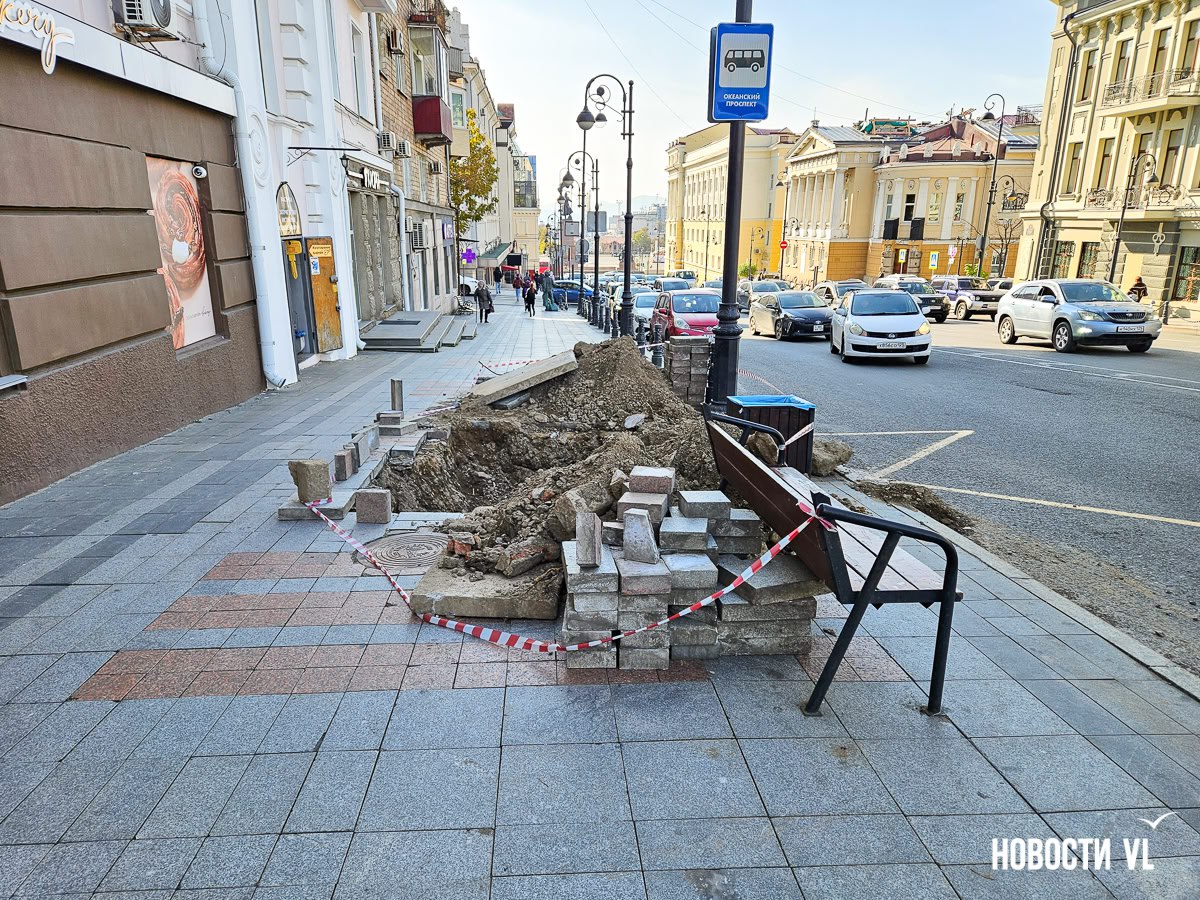 В районе остановки «Океанский проспект» вскрыли тротуар и разрыли яму – здесь устраняли порыв