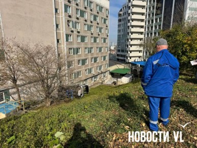 На улице Тигровой произошло ДТП, в результате которого один легковой автомобиль вылетел с дороги, скатился вниз по косогору и перевернулся на бок