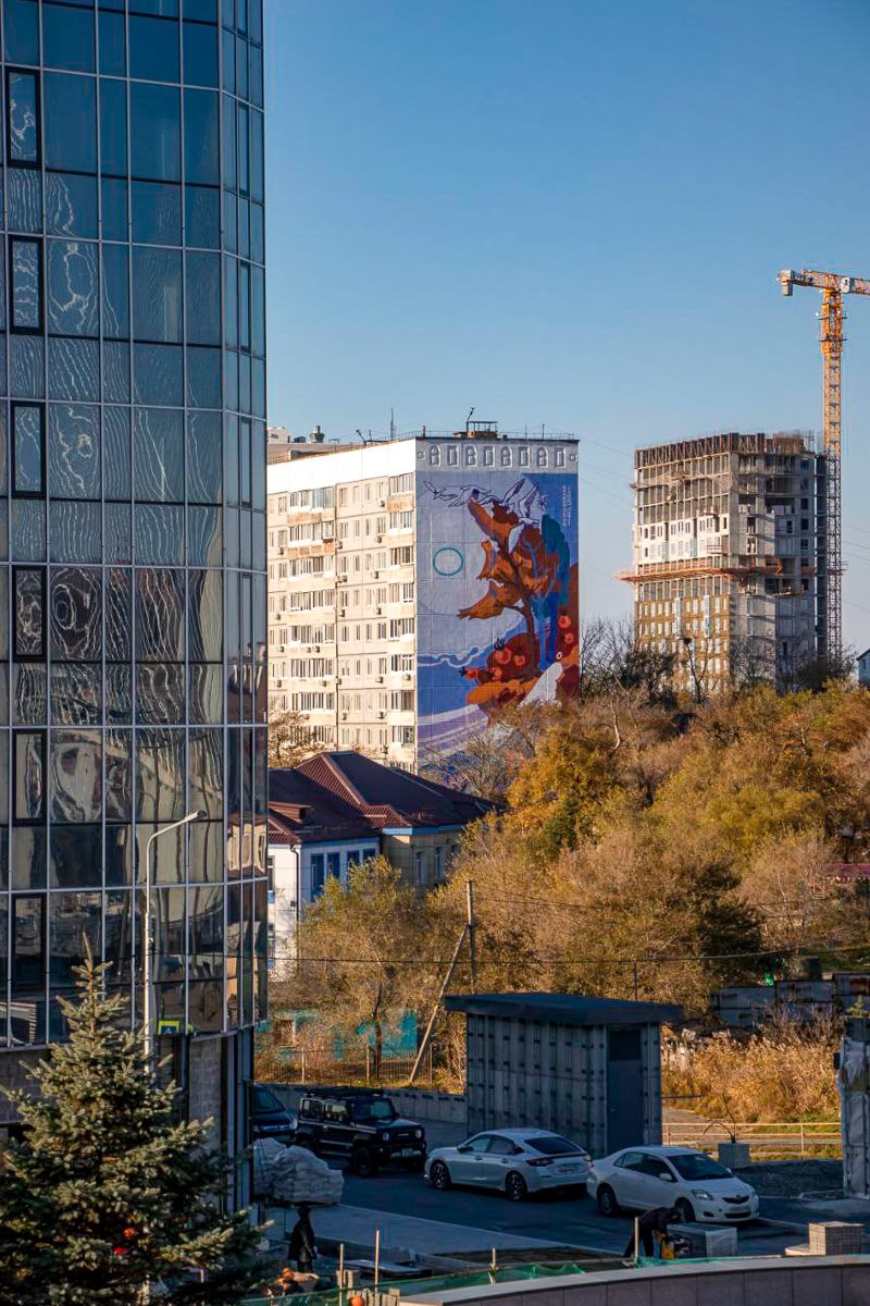 Белое солнце, рыжий шиповник: во Владивостоке появился мурал, вдохновлённый бухтой Витязь