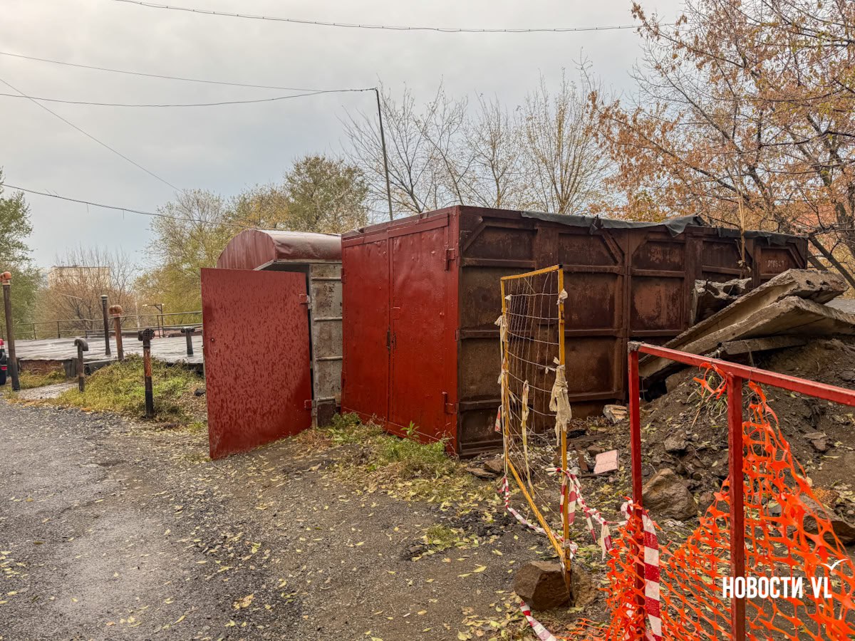 На Баляева пришлось двигать гаражи, чтобы починить текущие трубы На Баляева пришлось двигать гаражи, чтобы починить текущие трубы