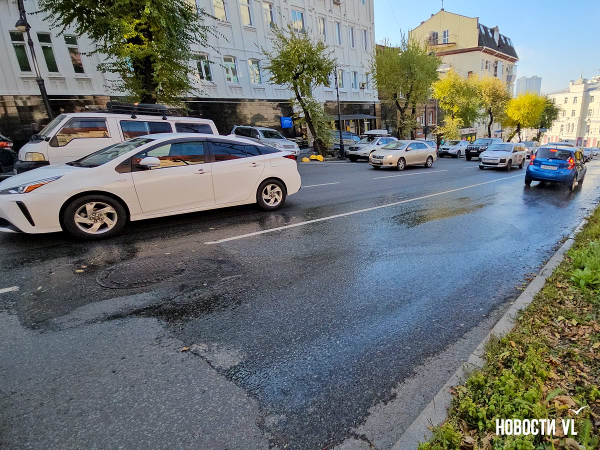 В центре Владивостока засорилась линия канализации, принадлежащая салону красоты, – грязная вода льётся по Океанскому проспекту