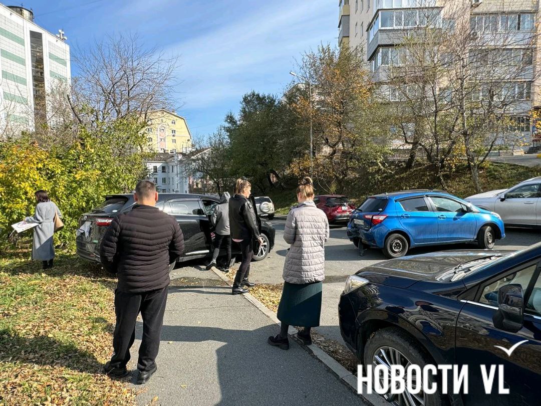 На улице Тигровой произошло ДТП, в результате которого один легковой автомобиль вылетел с дороги, скатился вниз по косогору и перевернулся на бок На улице Тигровой произошло ДТП, в результате которого один легковой автомобиль вылетел с дороги, скатился вниз по косогору и перевернулся на бок