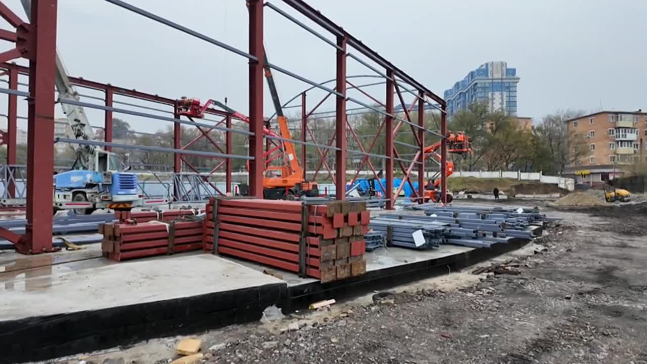 Во Владивостоке полным ходом идёт строительство модульного физкультурно-оздоровительного комплекса на стадионе «Строитель»