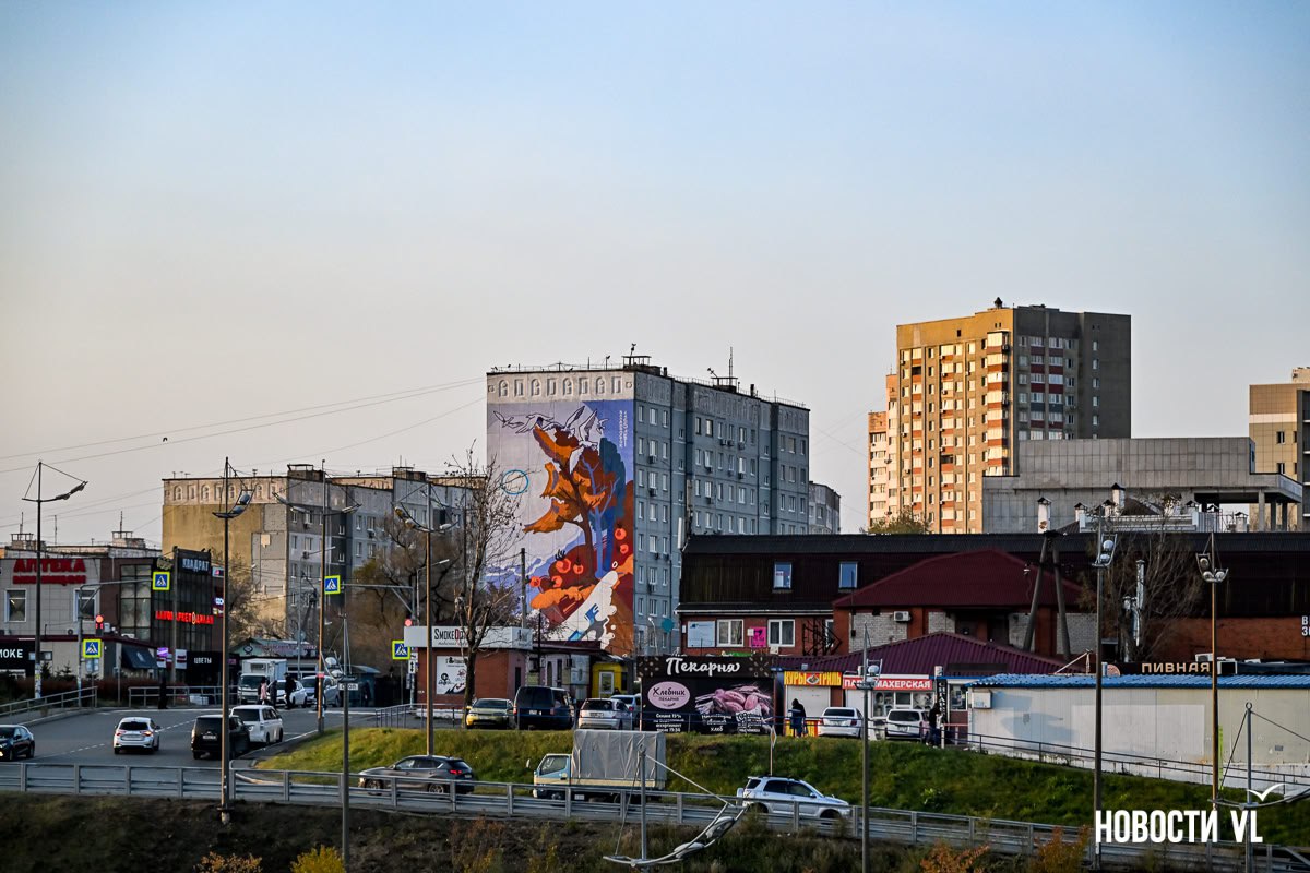 Белое солнце, рыжий шиповник: во Владивостоке появился мурал, вдохновлённый бухтой Витязь Белое солнце, рыжий шиповник: во Владивостоке появился мурал, вдохновлённый бухтой Витязь