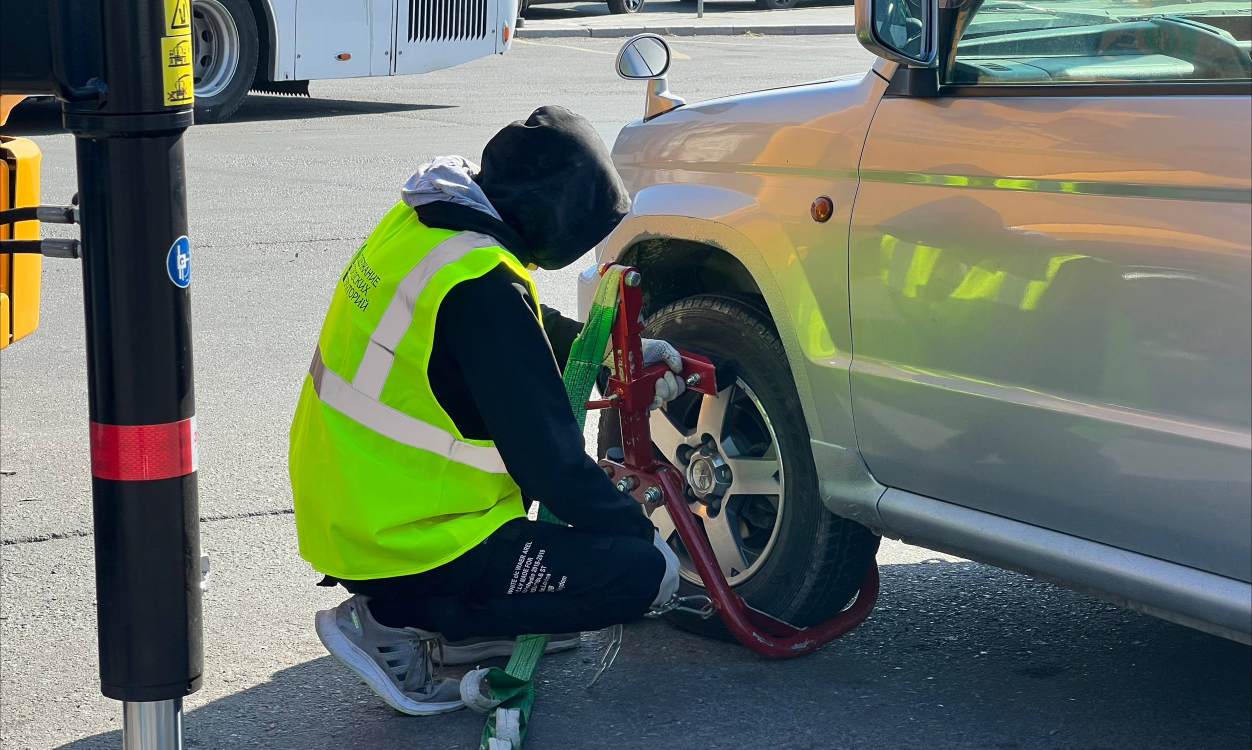 Созданная на базе предприятия «Содержание городских территорий» муниципальная служба эвакуации продолжает работу по наведению порядка на улицах города Созданная на базе предприятия «Содержание городских территорий» муниципальная служба эвакуации продолжает работу по наведению порядка на улицах города