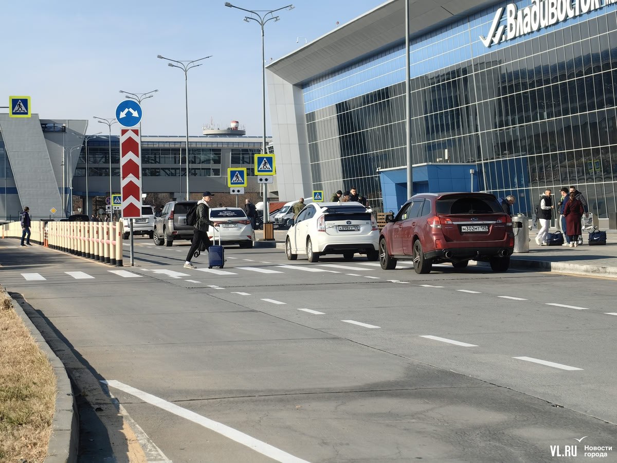 С завтрашнего дня стоимость парковки на дороге перед аэропортом Владивостока подорожает до 1000 рублей за 15 минут С завтрашнего дня стоимость парковки на дороге перед аэропортом Владивостока подорожает до 1000 рублей за 15 минут