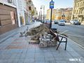 В районе остановки «Океанский проспект» вскрыли тротуар и разрыли яму – здесь устраняли порыв