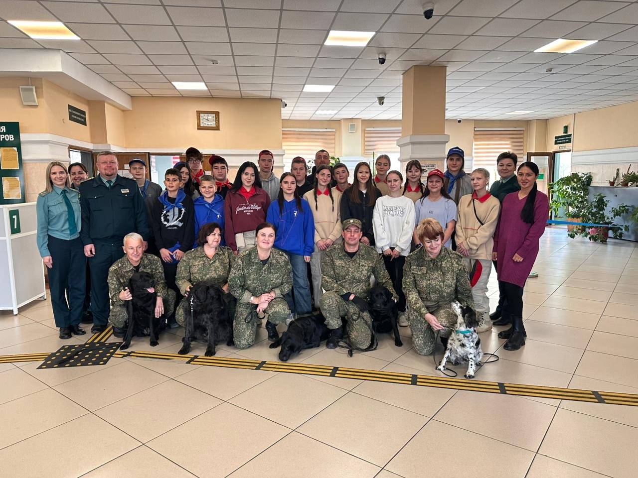 Уссурийские школьники стали гостями таможенного терминала