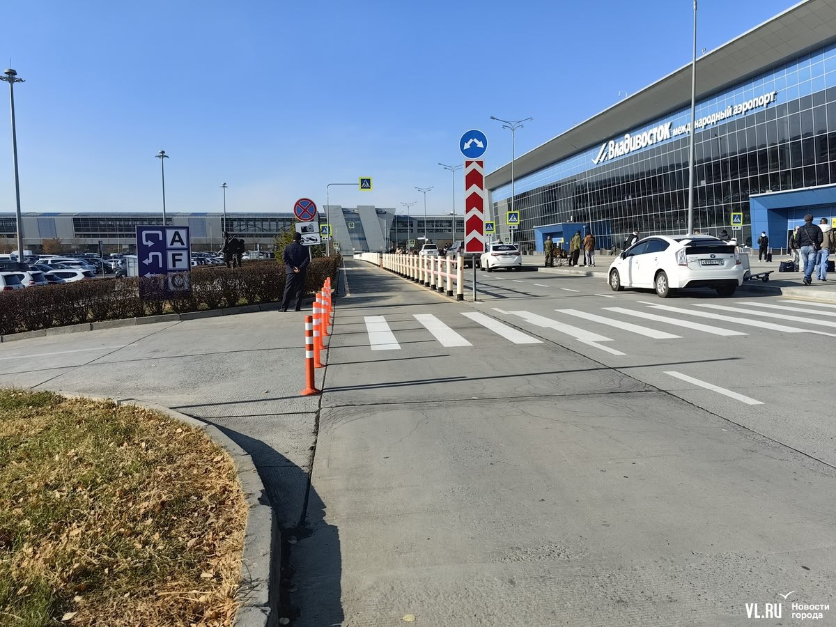 С завтрашнего дня стоимость парковки на дороге перед аэропортом Владивостока подорожает до 1000 рублей за 15 минут С завтрашнего дня стоимость парковки на дороге перед аэропортом Владивостока подорожает до 1000 рублей за 15 минут