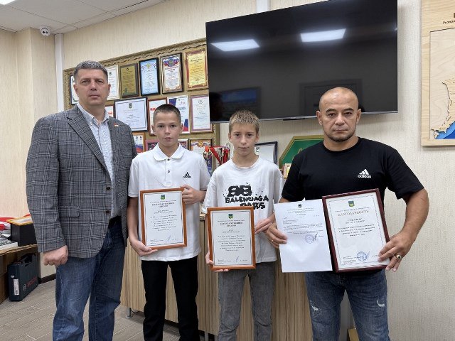 Депутат Андрей Акимов поздравил спортивных наставников Большого Камня с профессиональным праздником Депутат Андрей Акимов поздравил спортивных наставников Большого Камня с профессиональным праздником