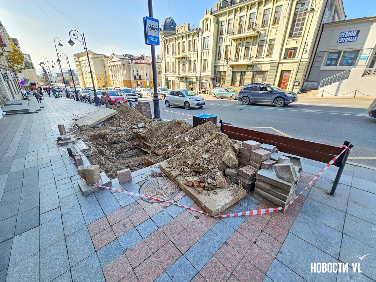 В районе остановки «Океанский проспект» вскрыли тротуар и разрыли яму – здесь устраняли порыв В районе остановки «Океанский проспект» вскрыли тротуар и разрыли яму – здесь устраняли порыв