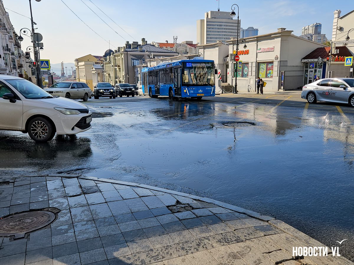 В центре Владивостока засорилась линия канализации, принадлежащая салону красоты, – грязная вода льётся по Океанскому проспекту В центре Владивостока засорилась линия канализации, принадлежащая салону красоты, – грязная вода льётся по Океанскому проспекту