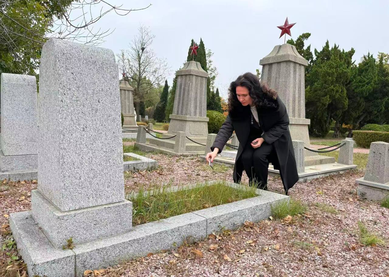 На территории советского мемориального воинского кладбища в районе Люйшунькоу (бывший Порт-Артур) г. Даляня состоялось торжественное мероприятие, приуроченное к празднованию 80-й годовщины Победы в Великой Отечественной... На территории советского мемориального воинского кладбища в районе Люйшунькоу (бывший Порт-Артур) г. Даляня состоялось торжественное мероприятие, приуроченное к празднованию 80-й годовщины Победы в Великой Отечественной...