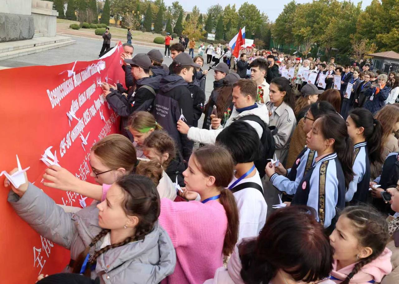 На территории советского мемориального воинского кладбища в районе Люйшунькоу (бывший Порт-Артур) г. Даляня состоялось торжественное мероприятие, приуроченное к празднованию 80-й годовщины Победы в Великой Отечественной... На территории советского мемориального воинского кладбища в районе Люйшунькоу (бывший Порт-Артур) г. Даляня состоялось торжественное мероприятие, приуроченное к празднованию 80-й годовщины Победы в Великой Отечественной...
