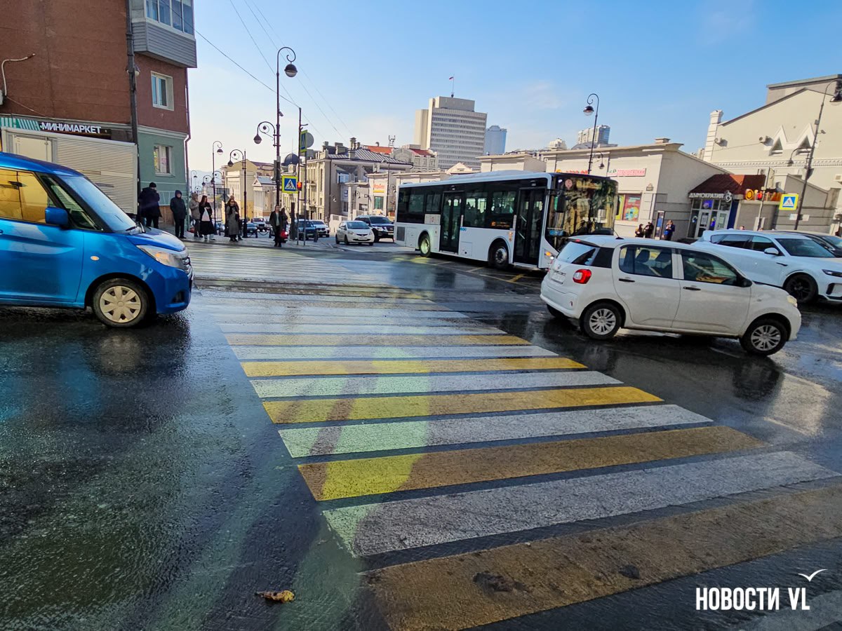 В центре Владивостока засорилась линия канализации, принадлежащая салону красоты, – грязная вода льётся по Океанскому проспекту В центре Владивостока засорилась линия канализации, принадлежащая салону красоты, – грязная вода льётся по Океанскому проспекту