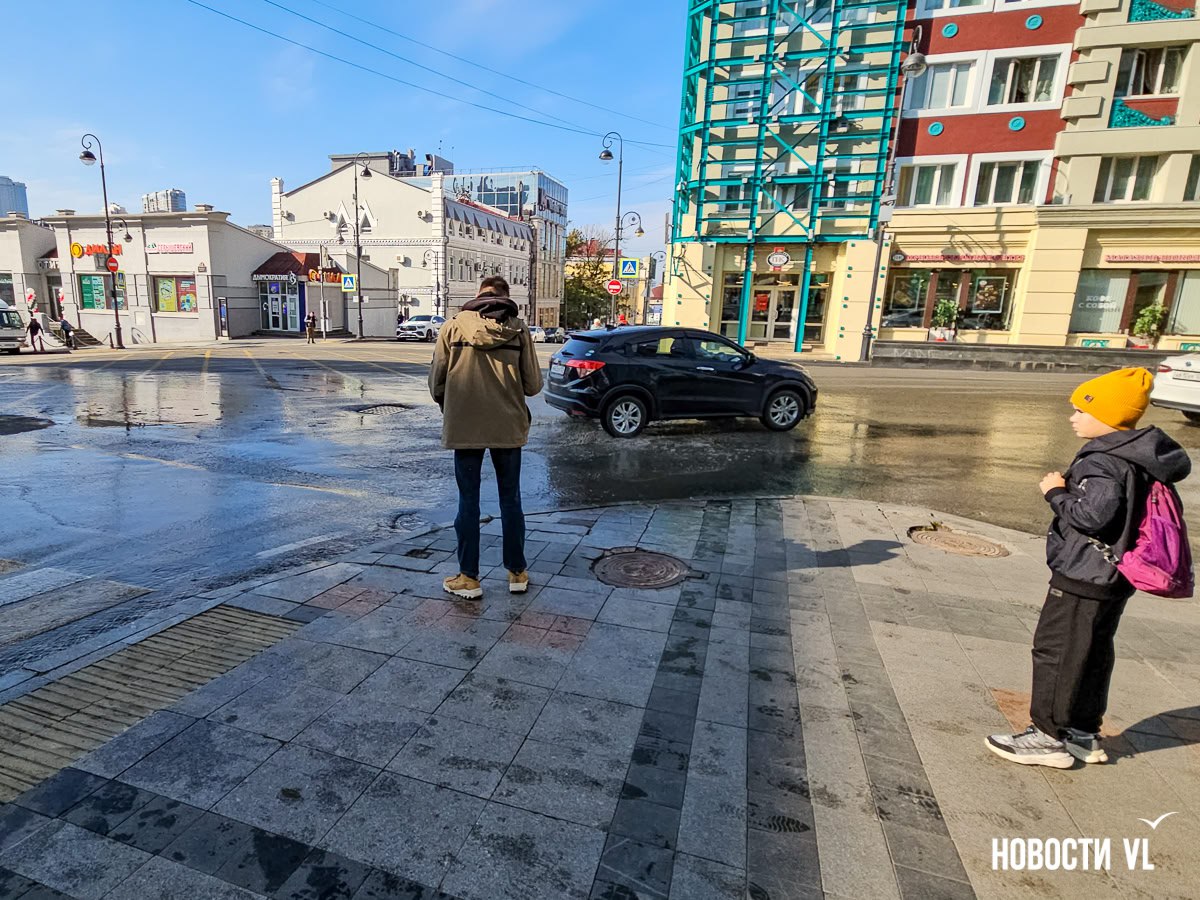 В центре Владивостока засорилась линия канализации, принадлежащая салону красоты, – грязная вода льётся по Океанскому проспекту В центре Владивостока засорилась линия канализации, принадлежащая салону красоты, – грязная вода льётся по Океанскому проспекту