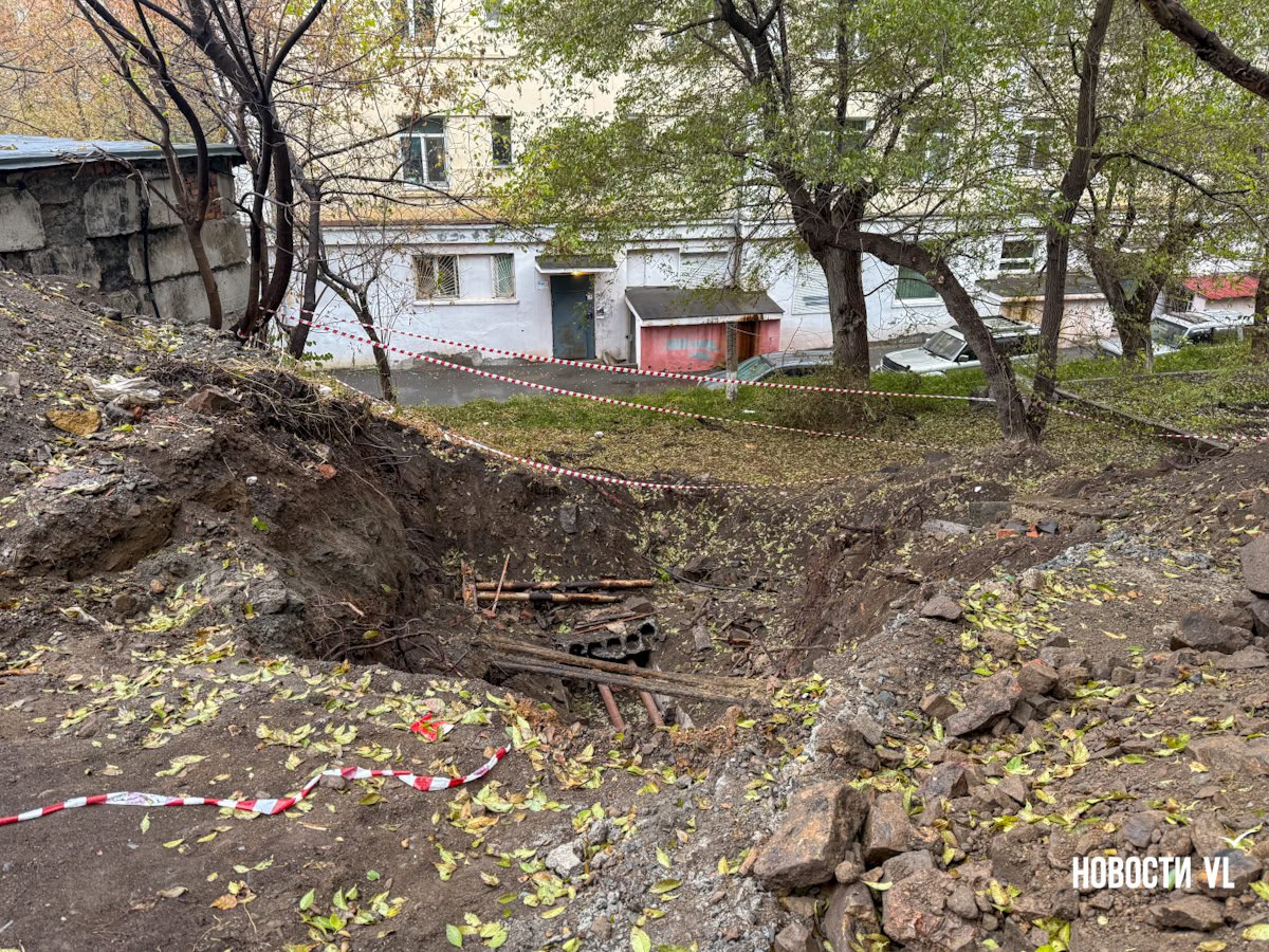 На Баляева пришлось двигать гаражи, чтобы починить текущие трубы На Баляева пришлось двигать гаражи, чтобы починить текущие трубы