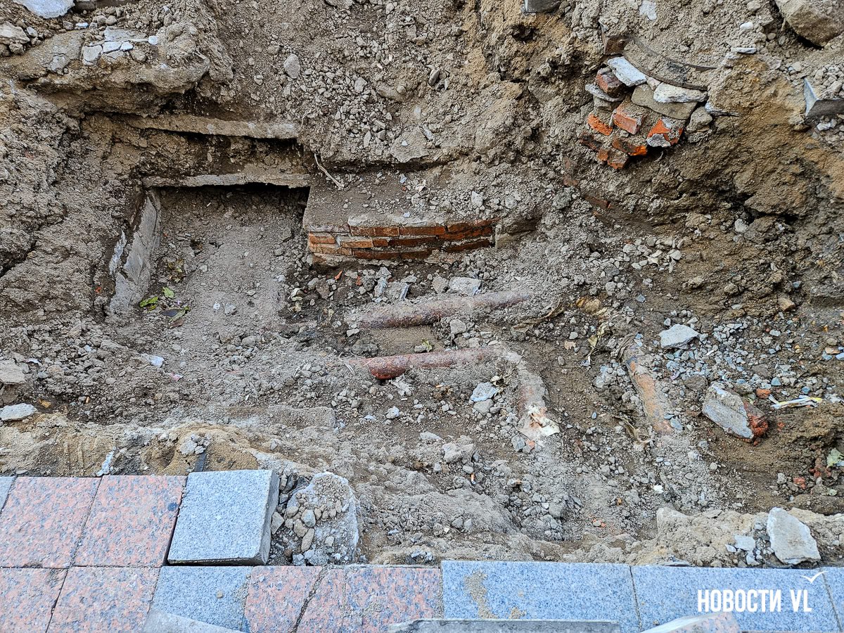 В районе остановки «Океанский проспект» вскрыли тротуар и разрыли яму – здесь устраняли порыв В районе остановки «Океанский проспект» вскрыли тротуар и разрыли яму – здесь устраняли порыв