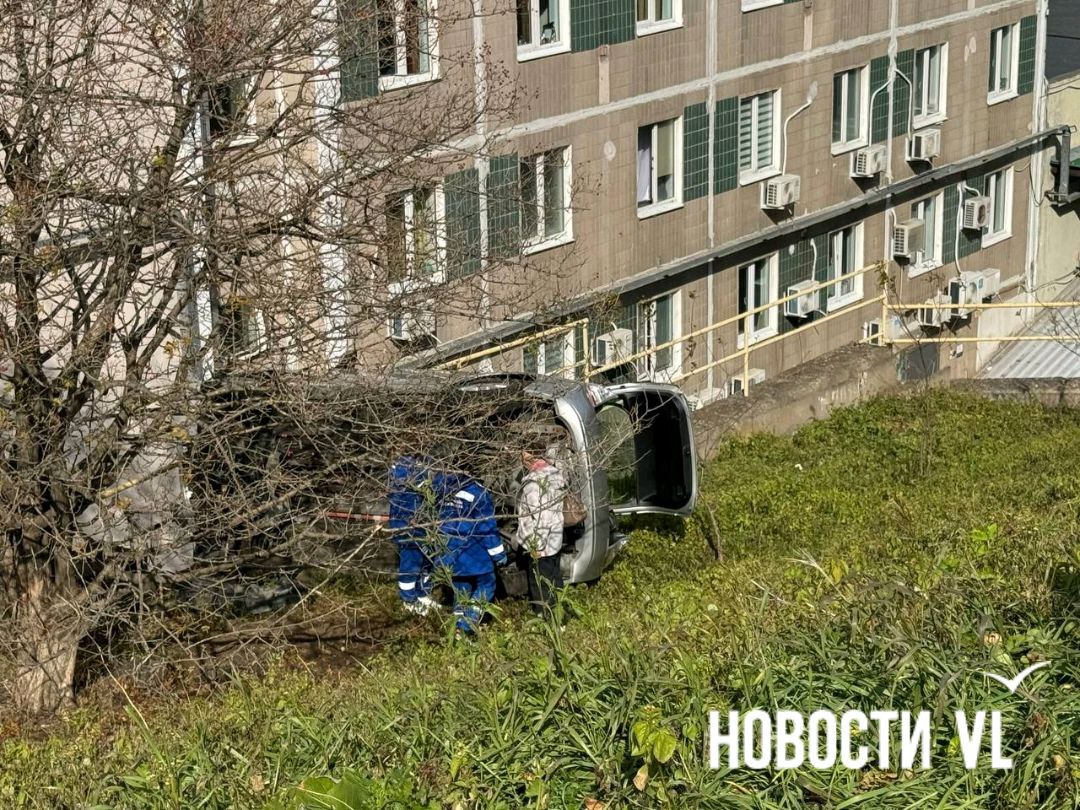 На улице Тигровой произошло ДТП, в результате которого один легковой автомобиль вылетел с дороги, скатился вниз по косогору и перевернулся на бок На улице Тигровой произошло ДТП, в результате которого один легковой автомобиль вылетел с дороги, скатился вниз по косогору и перевернулся на бок