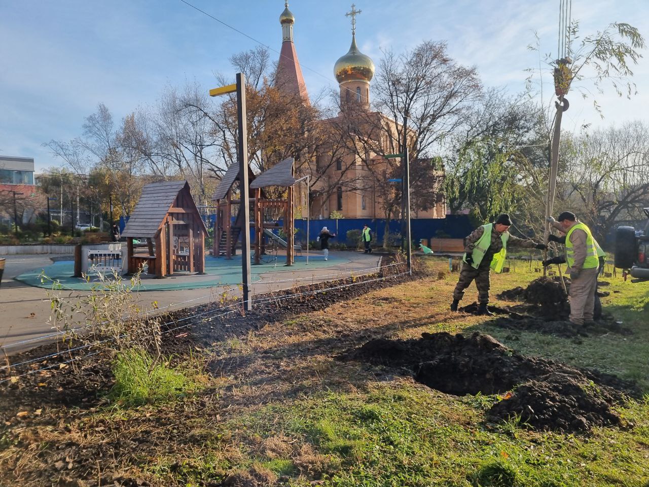 Свыше 150 кустарников и более 30 саженцев деревьев украсят сквер на Лермонтова, 81 Свыше 150 кустарников и более 30 саженцев деревьев украсят сквер на Лермонтова, 81