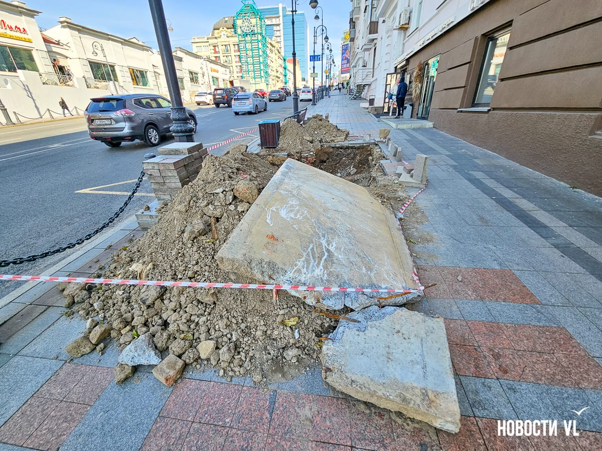 В районе остановки «Океанский проспект» вскрыли тротуар и разрыли яму – здесь устраняли порыв В районе остановки «Океанский проспект» вскрыли тротуар и разрыли яму – здесь устраняли порыв