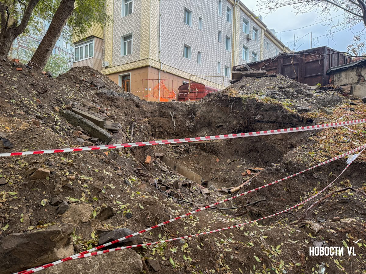 На Баляева пришлось двигать гаражи, чтобы починить текущие трубы На Баляева пришлось двигать гаражи, чтобы починить текущие трубы