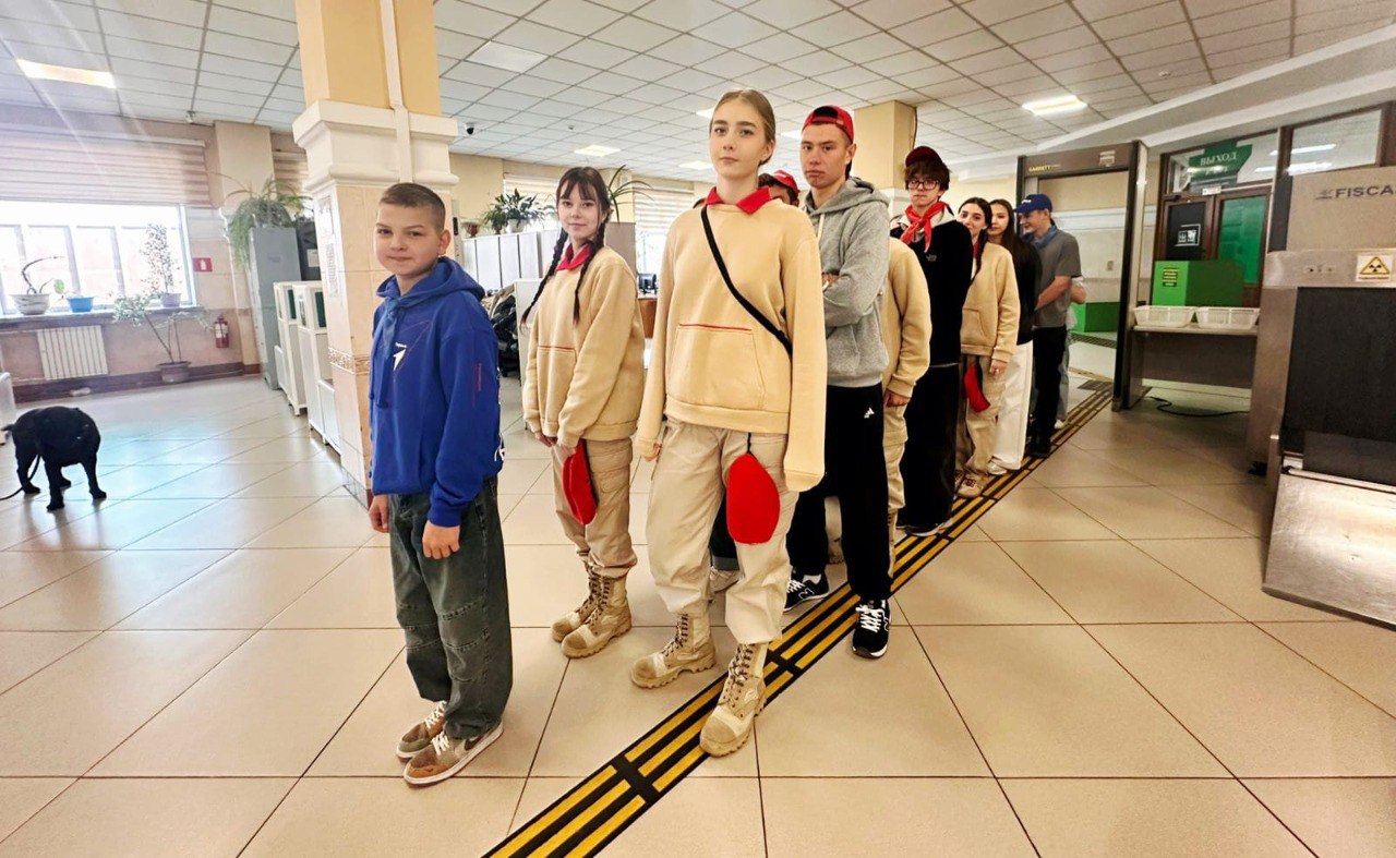 Уссурийские школьники стали гостями таможенного терминала Уссурийские школьники стали гостями таможенного терминала