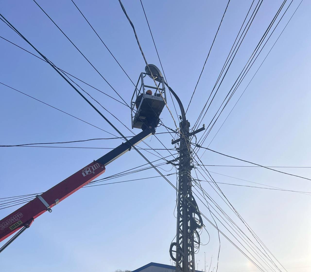 Специалисты подразделения «Владсвет» Владивостокского предприятия электрических сетей восстанавливают линию электропередачи на улице Героев-Тихоокеанцев