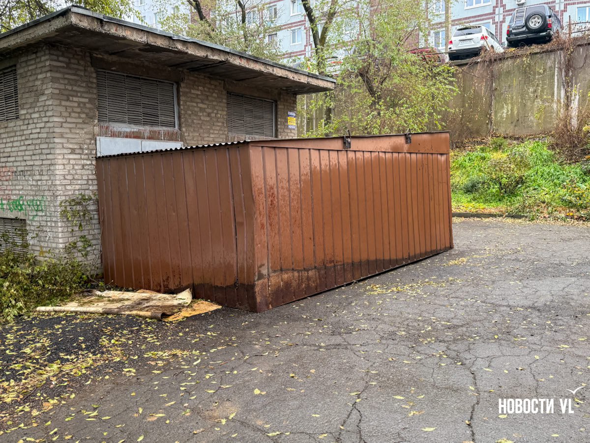 На Баляева пришлось двигать гаражи, чтобы починить текущие трубы На Баляева пришлось двигать гаражи, чтобы починить текущие трубы