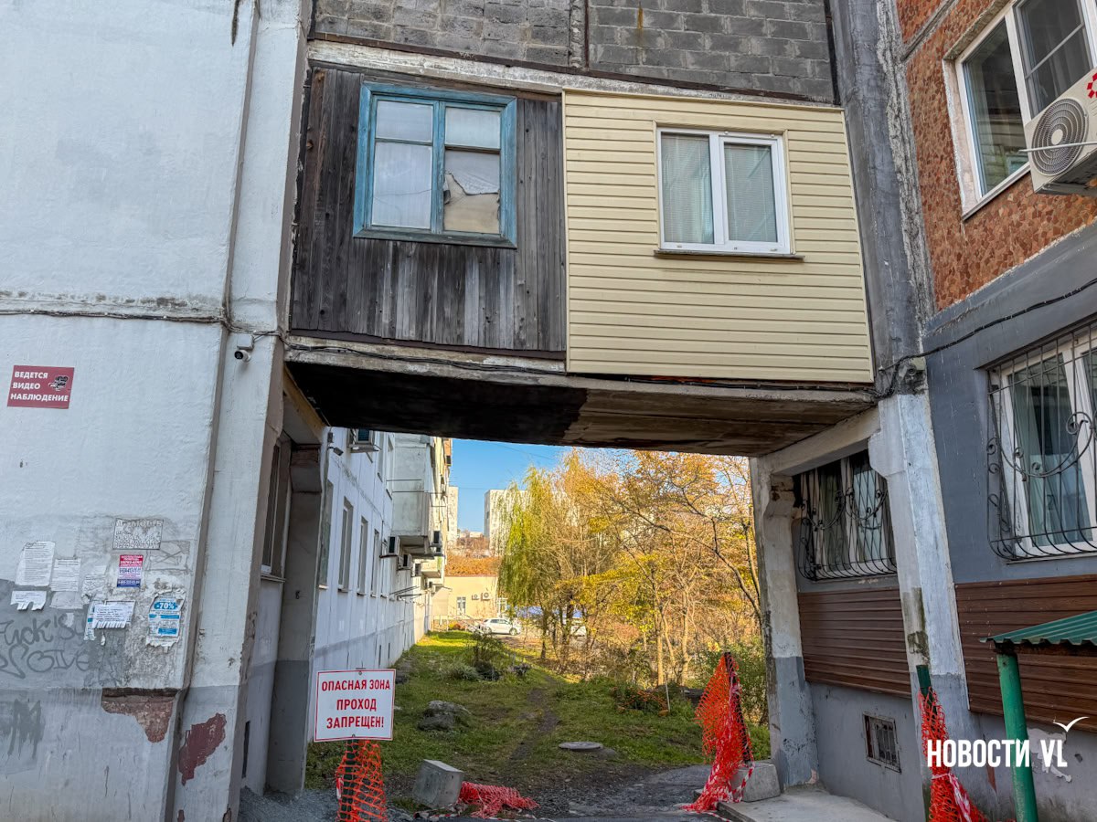 Пристройка с балконами между двумя домами на Тихой просела из-за утяжеливших её плит и блоков Пристройка с балконами между двумя домами на Тихой просела из-за утяжеливших её плит и блоков