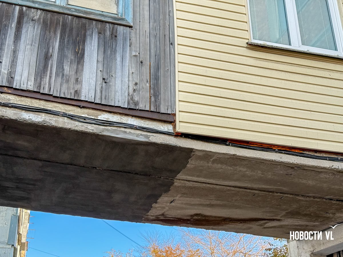 Пристройка с балконами между двумя домами на Тихой просела из-за утяжеливших её плит и блоков Пристройка с балконами между двумя домами на Тихой просела из-за утяжеливших её плит и блоков