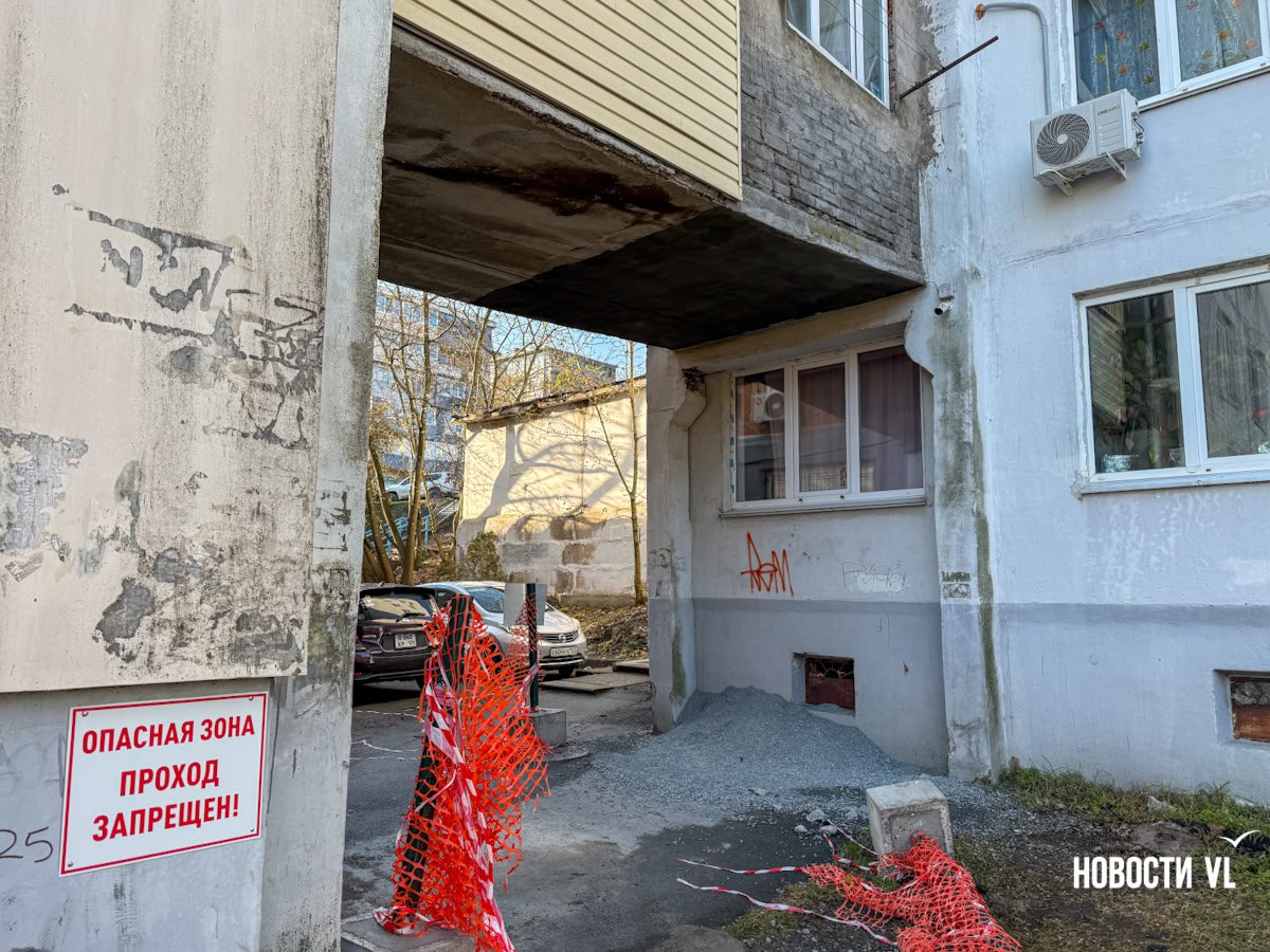 Пристройка с балконами между двумя домами на Тихой просела из-за утяжеливших её плит и блоков Пристройка с балконами между двумя домами на Тихой просела из-за утяжеливших её плит и блоков