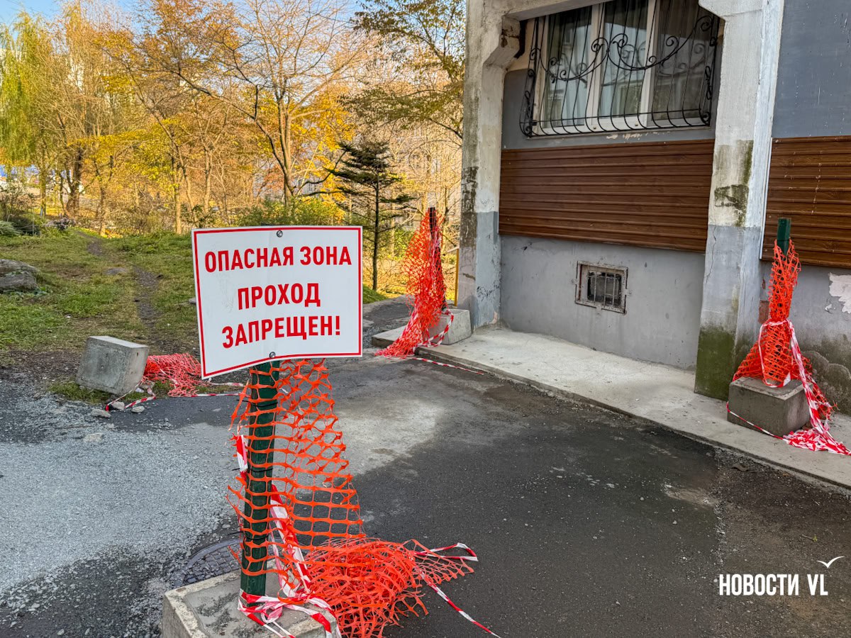 Пристройка с балконами между двумя домами на Тихой просела из-за утяжеливших её плит и блоков Пристройка с балконами между двумя домами на Тихой просела из-за утяжеливших её плит и блоков