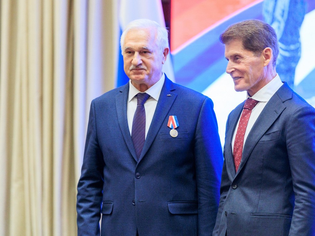 Накануне Дня народного единства Губернатор Приморского края Олег Кожемяко наградил жителей края, участников специальной военной операции государственными и региональными наградами