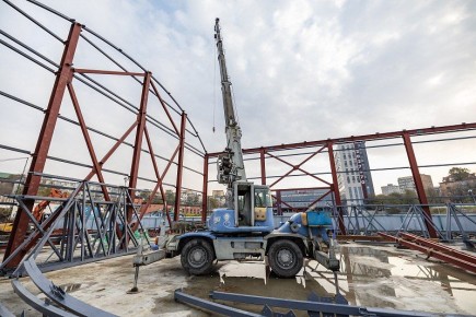 За два месяца до сдачи ФОКа на стадионе «Строитель» во Владивостоке здесь только возводят металлокаркас