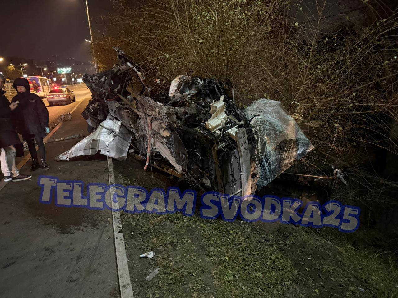 Жуткое ДТП произошло ночью на Молодежной во Владивостоке: автомобиль буквально разорвало от удара Жуткое ДТП произошло ночью на Молодежной во Владивостоке: автомобиль буквально разорвало от удара