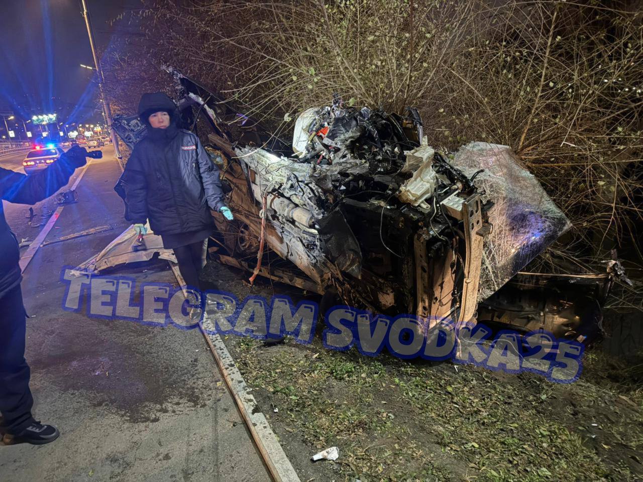 Жуткое ДТП произошло ночью на Молодежной во Владивостоке: автомобиль буквально разорвало от удара