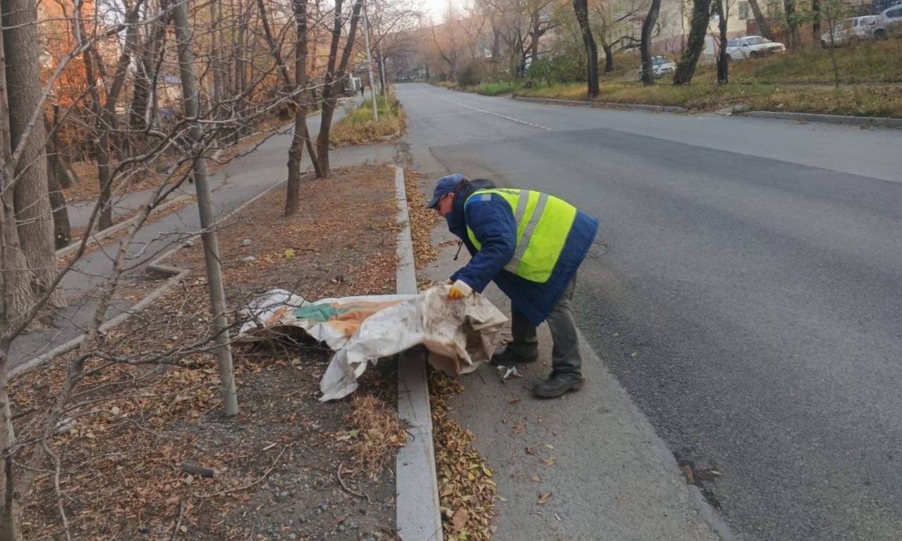 Сегодня во Владивостоке: промывка ливнёвок, установка дорожных знаков и санитарная уборка в районах города Сегодня во Владивостоке: промывка ливнёвок, установка дорожных знаков и санитарная уборка в районах города