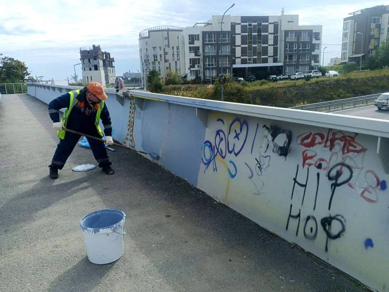 Дорожники Владивостока наводят порядок на улицах города Дорожники Владивостока наводят порядок на улицах города