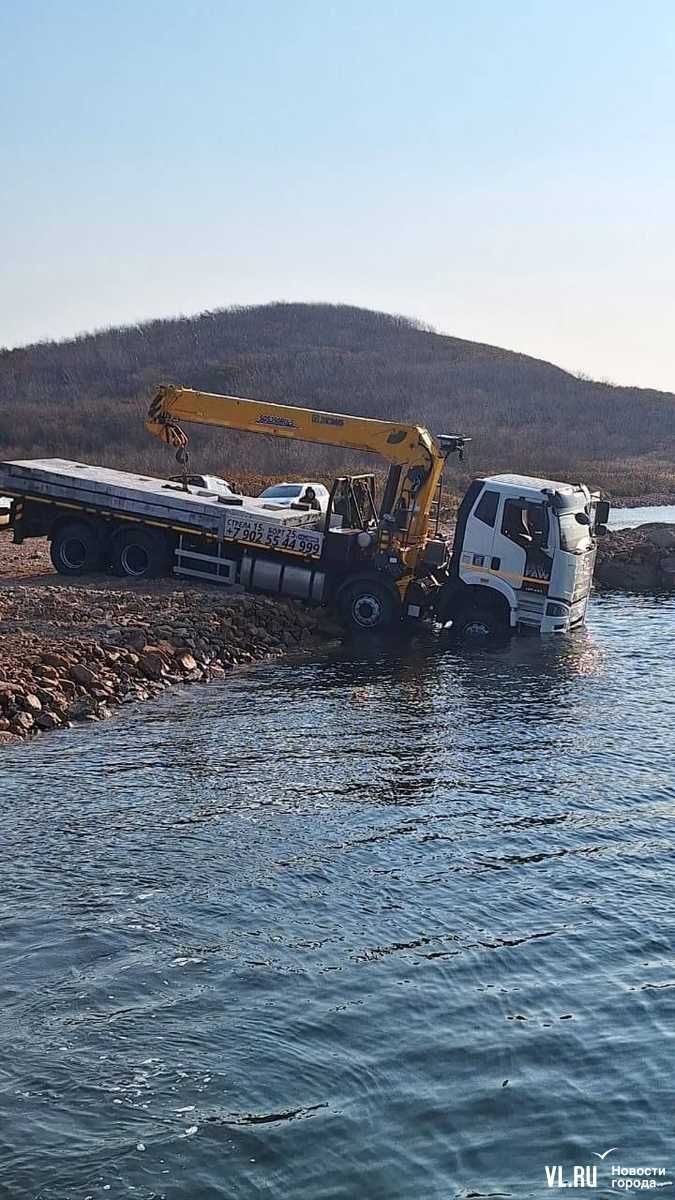 Машина, люди и груз в порядке: утреннее происшествие с баржей в бухте Боярин закончилось благополучно Машина, люди и груз в порядке: утреннее происшествие с баржей в бухте Боярин закончилось благополучно