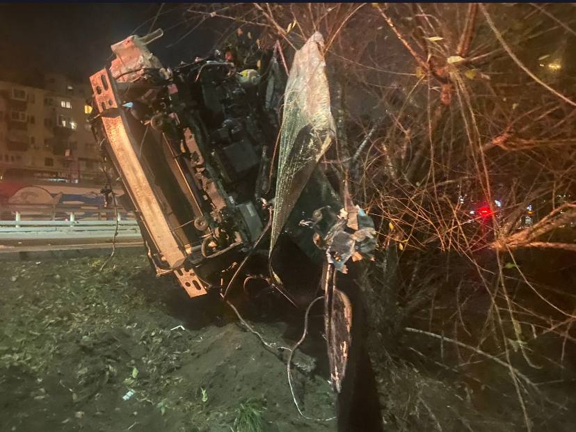 Ночью на «Молодёжной» Toyota Prius врезалась в столб – водитель погиб, пассажир в больнице Ночью на «Молодёжной» Toyota Prius врезалась в столб – водитель погиб, пассажир в больнице