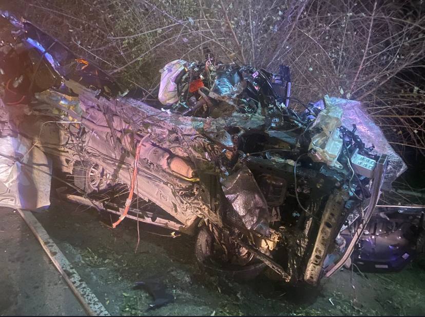 Ночью на «Молодёжной» Toyota Prius врезалась в столб – водитель погиб, пассажир в больнице Ночью на «Молодёжной» Toyota Prius врезалась в столб – водитель погиб, пассажир в больнице