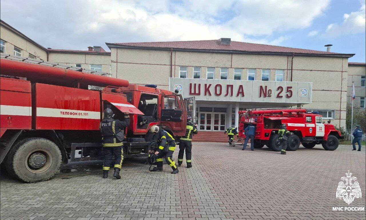 #БудниМЧС. В уссурийской школе сотрудники МЧС России потушили условный пожар В школе №25 Уссурийска прошли учения, в ходе которых огнеборцы МЧС России отработали действия по тушению условного пожара на объекте образования #БудниМЧС. В уссурийской школе сотрудники МЧС России потушили условный пожар В школе №25 Уссурийска прошли учения, в ходе которых огнеборцы МЧС России отработали действия по тушению условного пожара на объекте образования