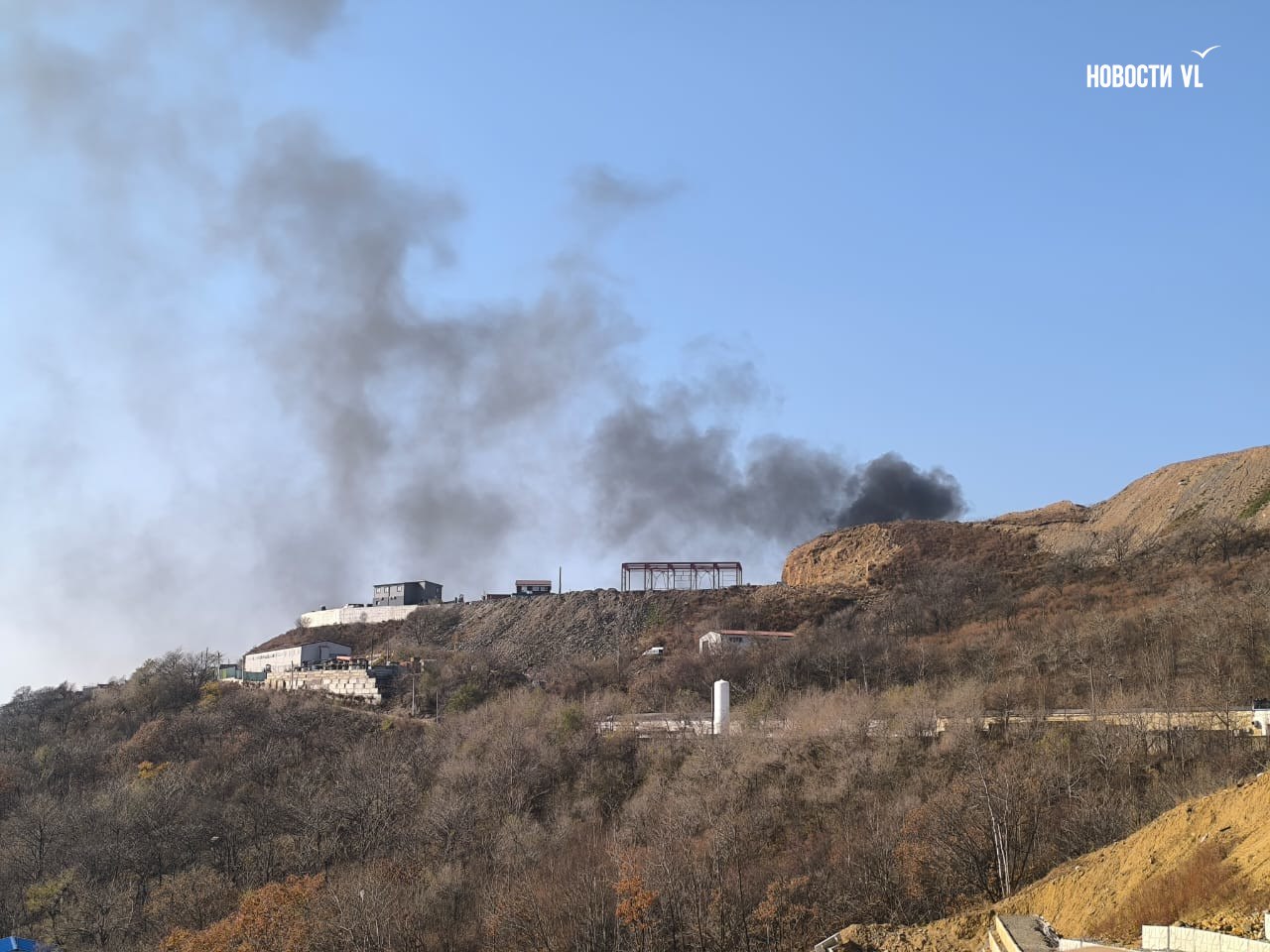 Жители Владивостока заметили чёрный дым на сопке Холодильник Жители Владивостока заметили чёрный дым на сопке Холодильник
